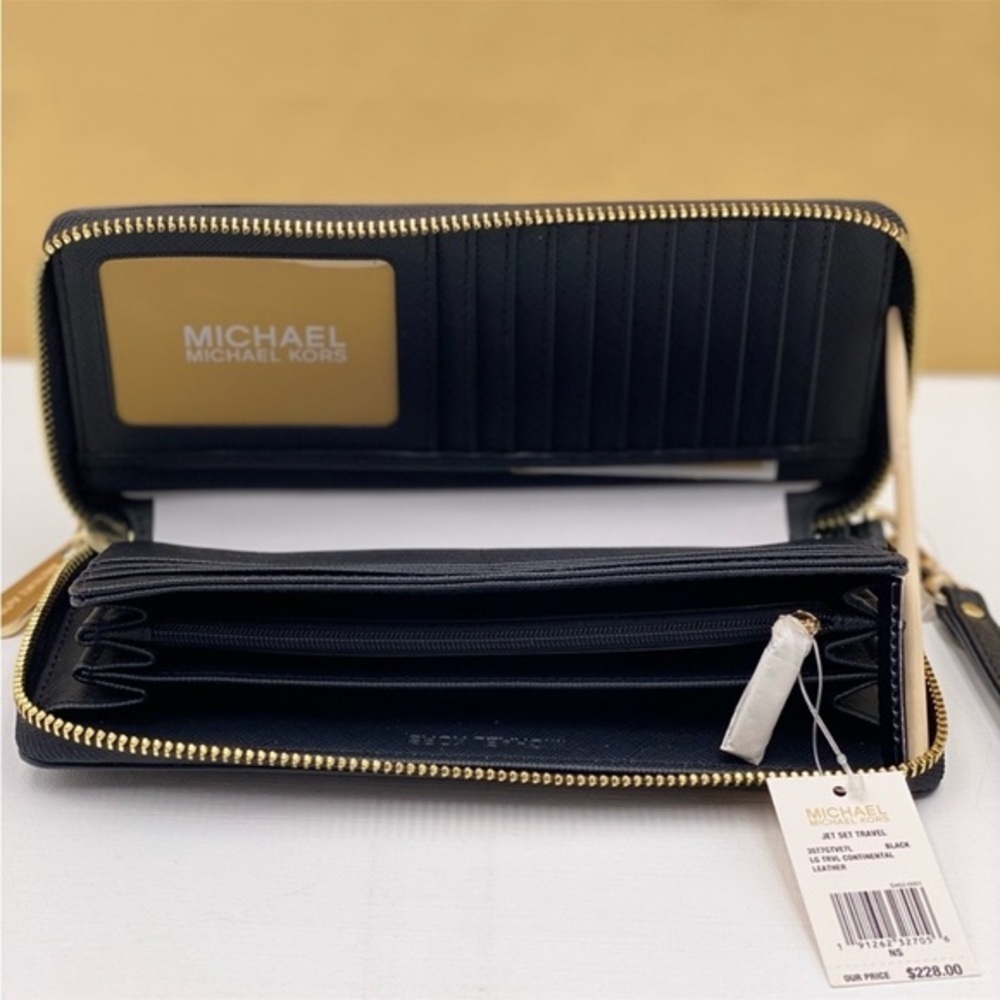 Michael Kors Continental Wallet
Wristlet Black - Picture 8 of 9